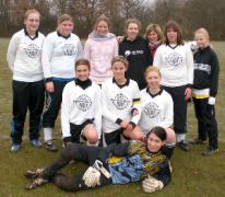 hintere Reihe v.l.n.r. Caroline Render(10b), Sara Krieg(10c), Rebecca Eberweiser, Isabelle Schäfer(beide 7c), Frau Scheidt, Lisa Zipf(7d) , Sophie Gessner(6b), mittlere Reihe v.l.n.r. Desiree Koch, Julia Chelius, Annika Schneider (alle 10c), vorne liegend Janina Müller(10c)