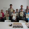Nico Sheriff (5. v.l.), Cornelius Bergweiler (7. v.l.), Maximilian Bergweiler (8. v.l.) vor dem Leiter der Schach-AG Herrn Müller, Kevin Burkhard (8. v.l.) vor dem Turnierleiter Thomas Hirschinger (SK Hauenstein)