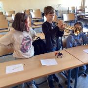 BigBand-Klasse erkundet Instrumente 9/23